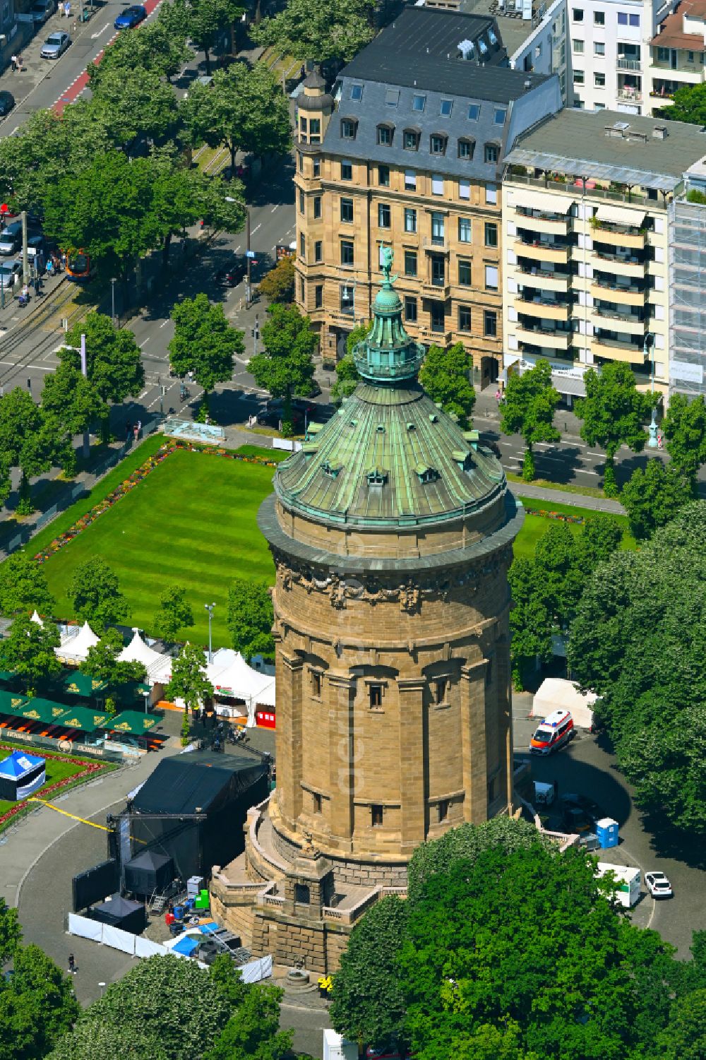 Aerial photograph Mannheim - Building of industrial monument water tower Mannheimer Wasserturm on place Friedrichsplatz in the district Quadrate in Mannheim in the state Baden-Wurttemberg, Germany