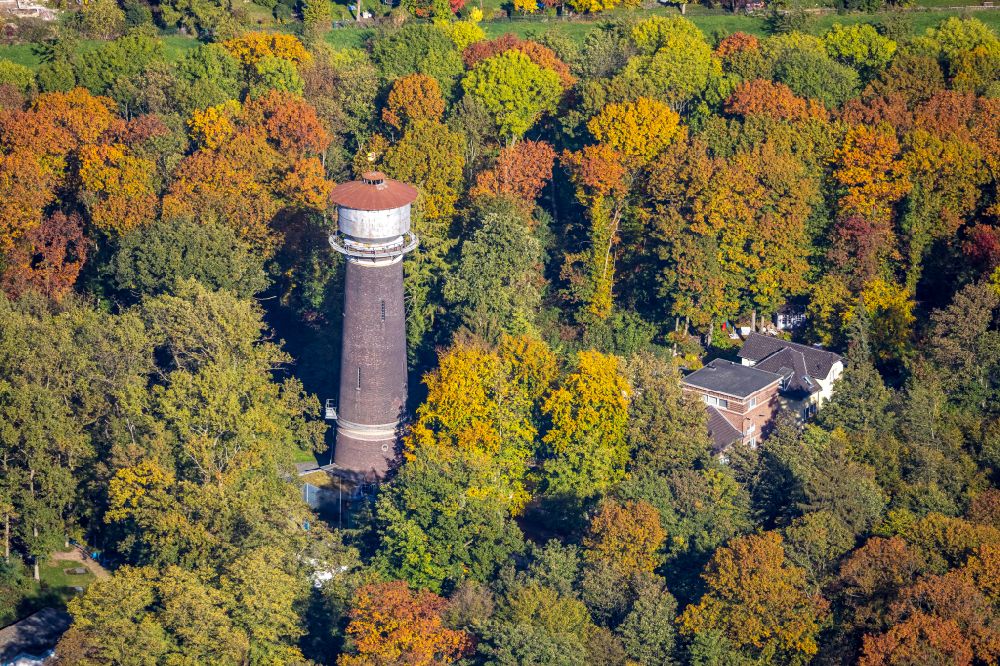 Moers from the bird's eye view: building of industrial monument water tower of the Vinner Wasserturm on Vinner Strasse in Moers in the state North Rhine-Westphalia, Germany