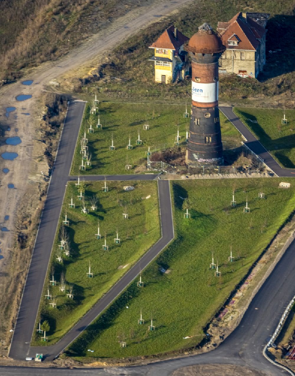 Aerial photograph Duisburg - Building of industrial monument water tower on Gelaende the formerly Rangierbahnhofes in the district Wedau in Duisburg at Ruhrgebiet in the state North Rhine-Westphalia, Germany