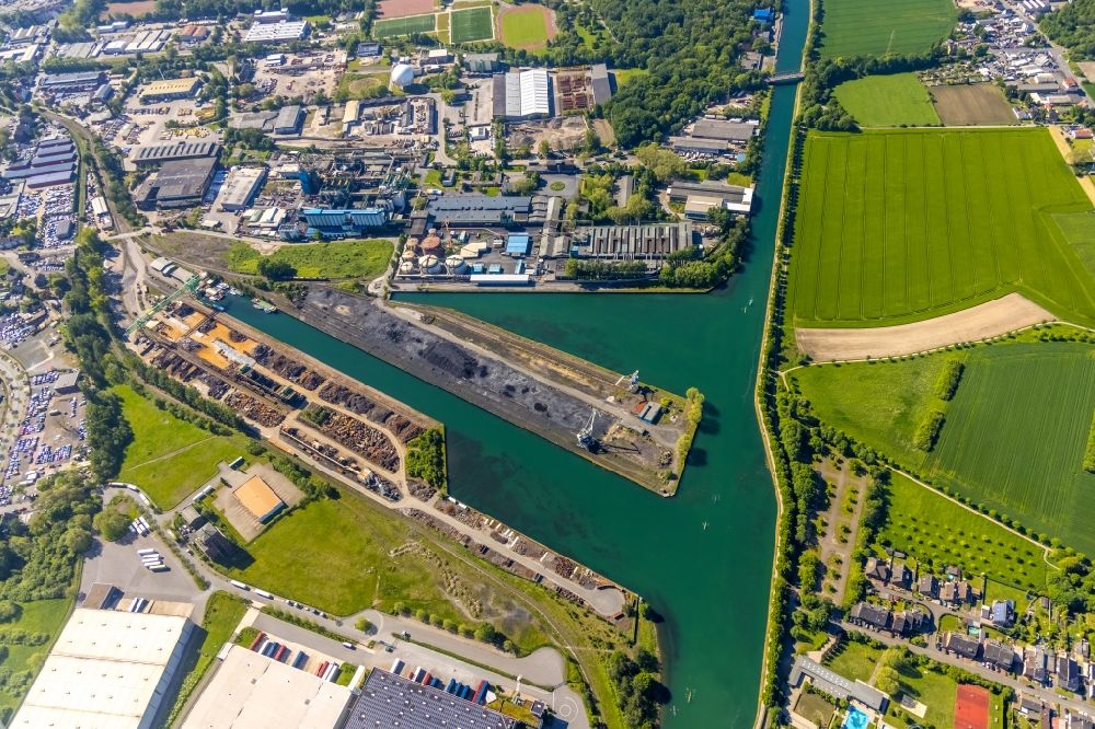 Aerial image Dortmund - Quays and ship moorings at the port basin of the industrial port Hardenberghafen of the company Dortmunder Hafen AG on Speicherstrasse in Dortmund in the Ruhr area in the state North Rhine-Westphalia, Germany