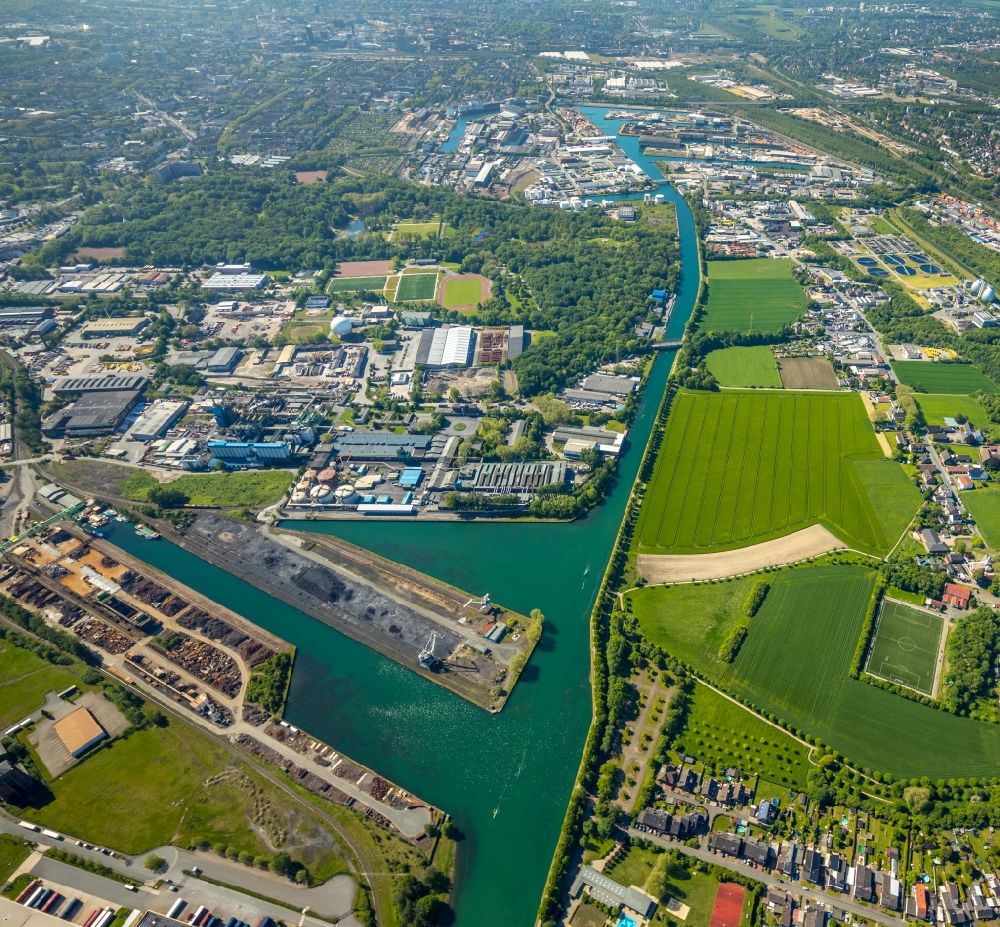 Aerial photograph Dortmund - Quays and ship moorings at the port basin of the industrial port Hardenberghafen of the company Dortmunder Hafen AG on Speicherstrasse in Dortmund in the Ruhr area in the state North Rhine-Westphalia, Germany
