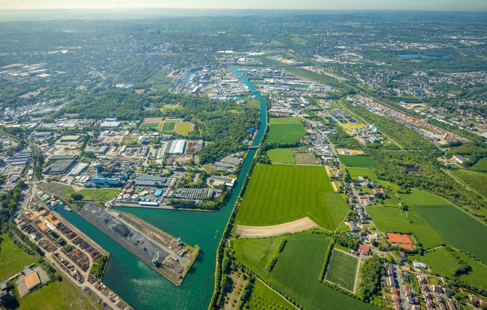 Dortmund from above - Quays and ship moorings at the port basin of the industrial port Hardenberghafen of the company Dortmunder Hafen AG on Speicherstrasse in Dortmund in the Ruhr area in the state North Rhine-Westphalia, Germany