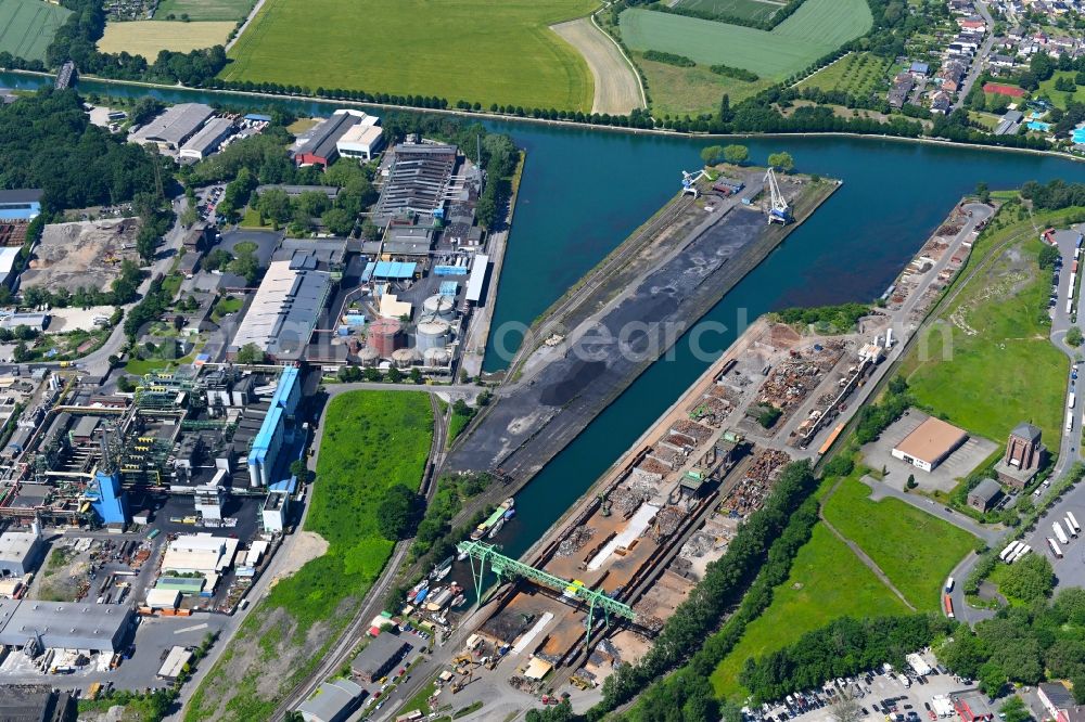 Aerial image Dortmund - Quays and ship moorings at the port basin of the industrial port Hardenberghafen of the company Dortmunder Hafen AG on Speicherstrasse in Dortmund in the Ruhr area in the state North Rhine-Westphalia, Germany