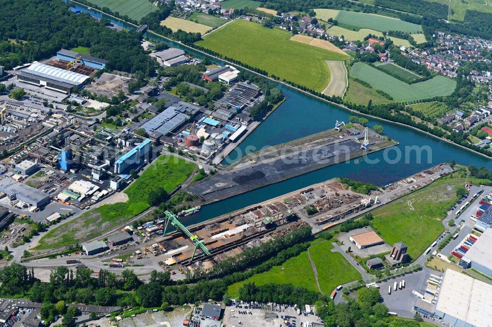 Aerial photograph Dortmund - Quays and ship moorings at the port basin of the industrial port Hardenberghafen of the company Dortmunder Hafen AG on Speicherstrasse in Dortmund in the Ruhr area in the state North Rhine-Westphalia, Germany