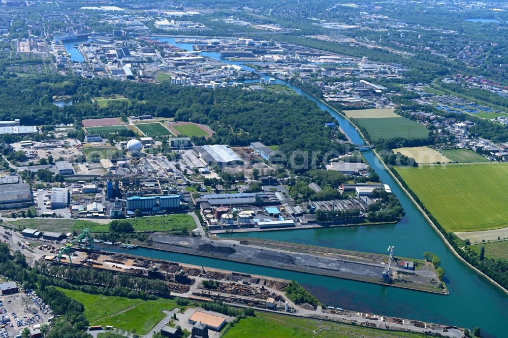Dortmund from the bird's eye view: Quays and ship moorings at the port basin of the industrial port Hardenberghafen of the company Dortmunder Hafen AG on Speicherstrasse in Dortmund in the Ruhr area in the state North Rhine-Westphalia, Germany