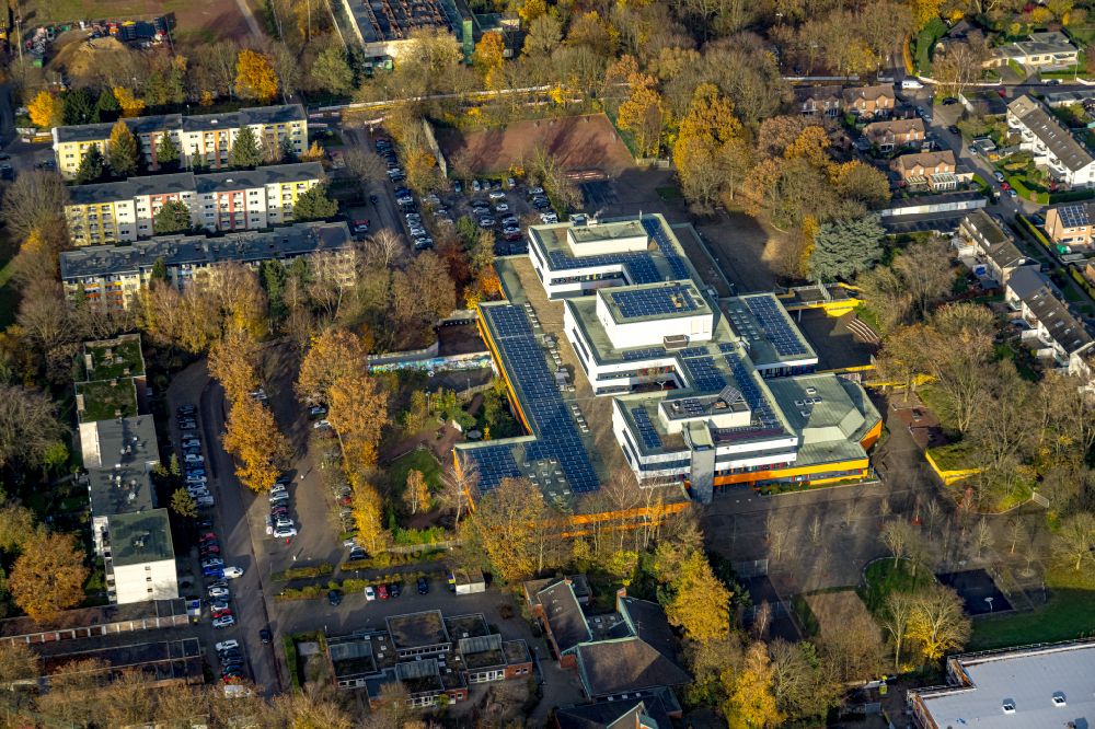 Gladbeck from the bird's eye view: School building of Ingeborg-Drewitz-Gesamtschule in the Fritz Erler Strasse in Gladbeck in North Rhine-Westphalia