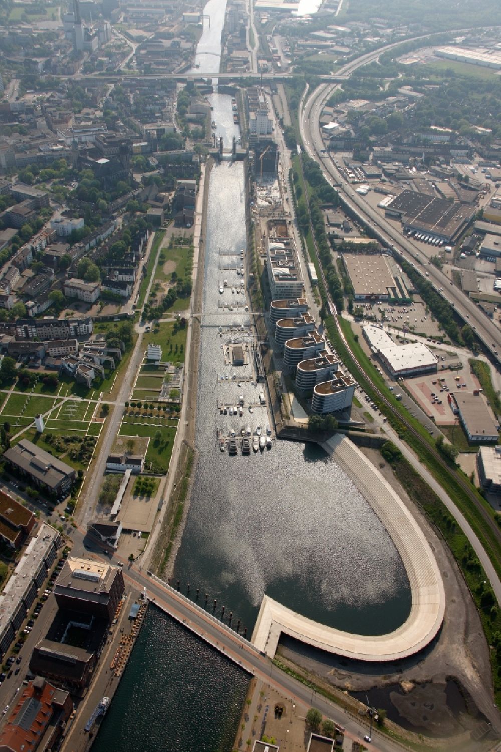 Aerial photograph Duisburg - View of the basin in Duisburg in the state North Rhine-Westphalia