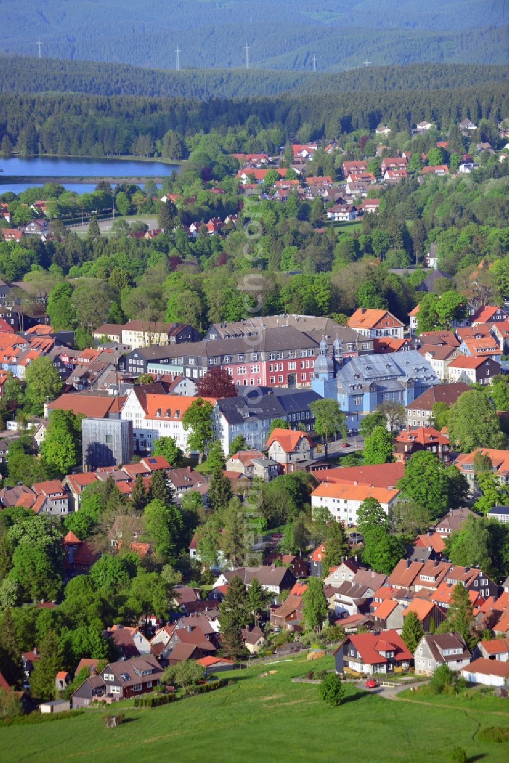 Clausthal-Zellerfeld from the bird's eye view: Downtown the city Clausthal-Zellerfeld in the Harz in the state Lower Saxony. In the district of Clausthal is the largest wooden church in Germany, because of its architecture to the most important historical monuments of the North German Baroque