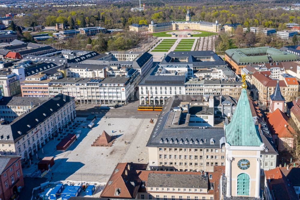 Karlsruhe from the bird's eye view: Inner city area with castle garden and castle on Karl-Friedrich-Strasse in Karlsruhe in the state Baden-Wurttemberg, Germany