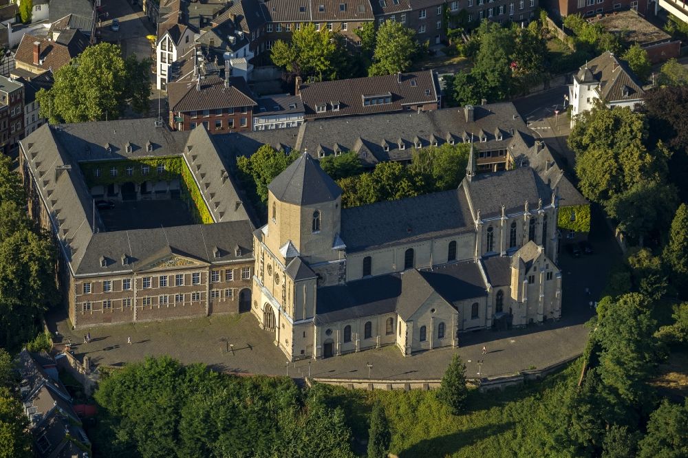 Mönchengladbach from the bird's eye view: Downtown with the City Hall of Münster Mönchengladbach in North Rhine-Westphalia