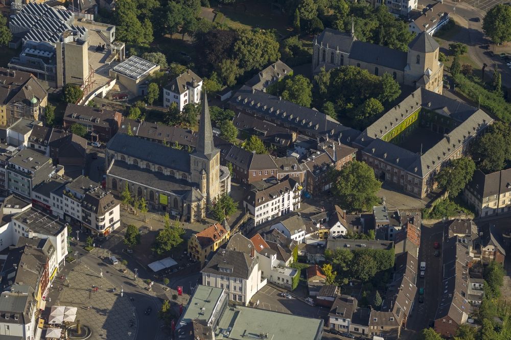 Aerial photograph Mönchengladbach - Downtown with the City Hall of Münster Mönchengladbach in North Rhine-Westphalia