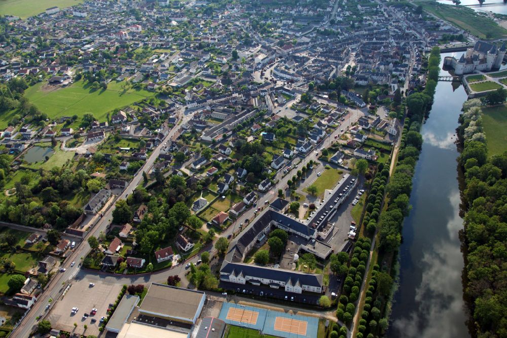 Aerial photograph Sully-sur-Loire - Cityscape of the district on street Avenue de la Venerie in Sully-sur-Loire in Centre-Val de Loire, France