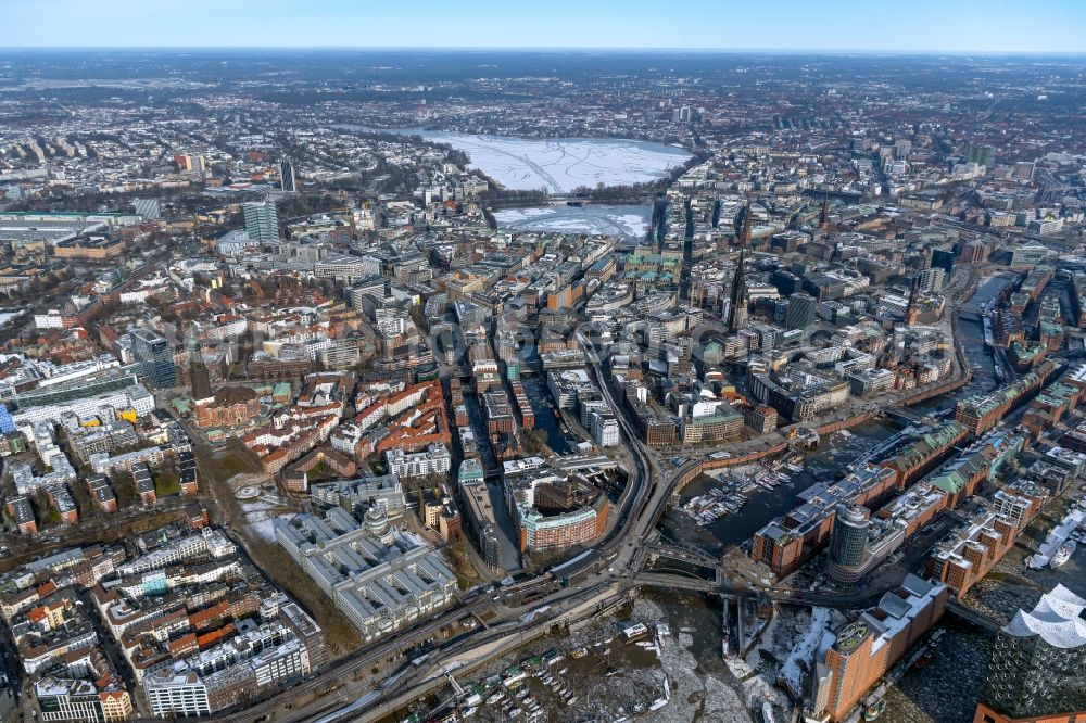 Aerial image Hamburg - City view of the downtown area on the shore areas of Binnenalster and Aussenalster in the district Zentrum in Hamburg, Germany