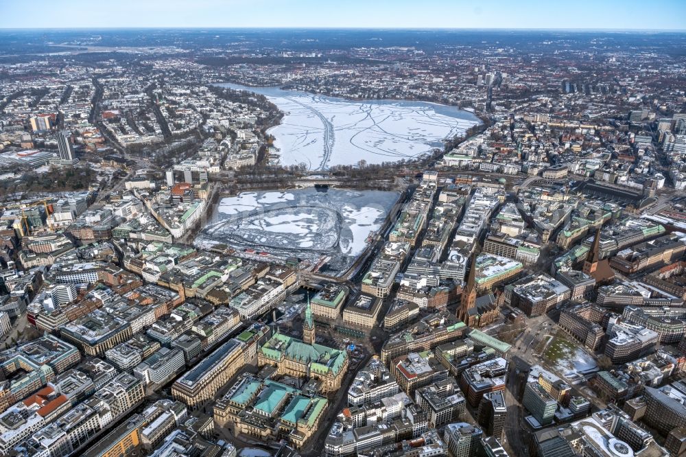 Aerial photograph Hamburg - City view of the downtown area on the shore areas of Binnenalster and Aussenalster in the district Zentrum in Hamburg, Germany