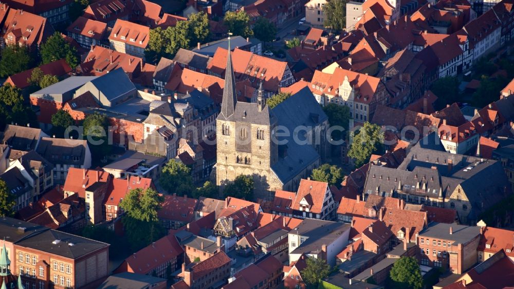 Quedlinburg from the bird's eye view: Down town area with Marktkirche St. Benediktii in Quedlinburg in the state Saxony-Anhalt, Germany