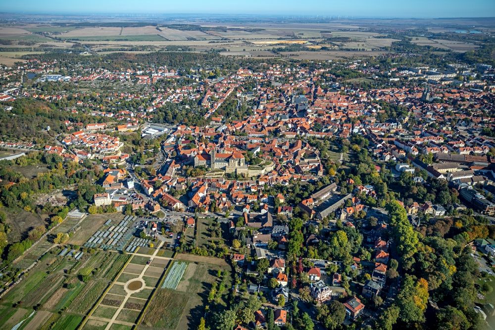 Aerial image Quedlinburg - Down town area and Schlossmuseum Quedlinburg in Quedlinburg in the state Saxony-Anhalt, Germany