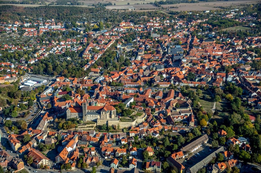 Aerial photograph Quedlinburg - Down town area and Schlossmuseum Quedlinburg in Quedlinburg in the state Saxony-Anhalt, Germany