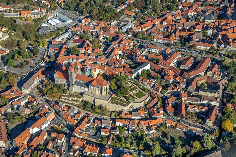 Quedlinburg from the bird's eye view: Down town area and Schlossmuseum Quedlinburg in Quedlinburg in the state Saxony-Anhalt, Germany