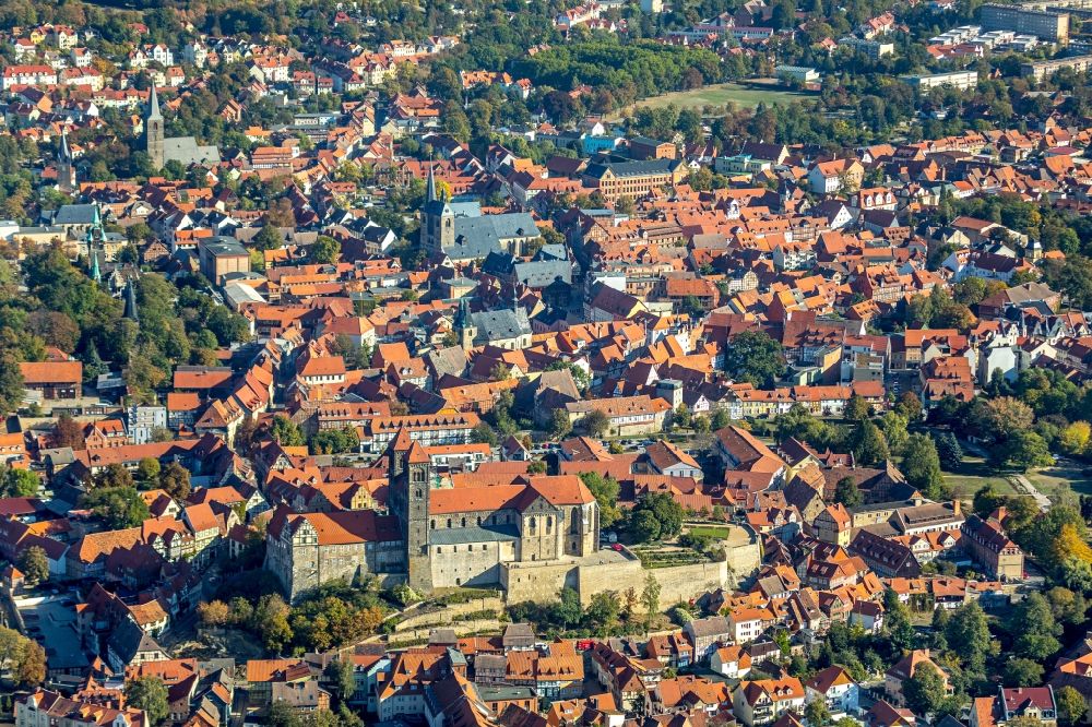 Aerial image Quedlinburg - Down town area and Schlossmuseum Quedlinburg in Quedlinburg in the state Saxony-Anhalt, Germany