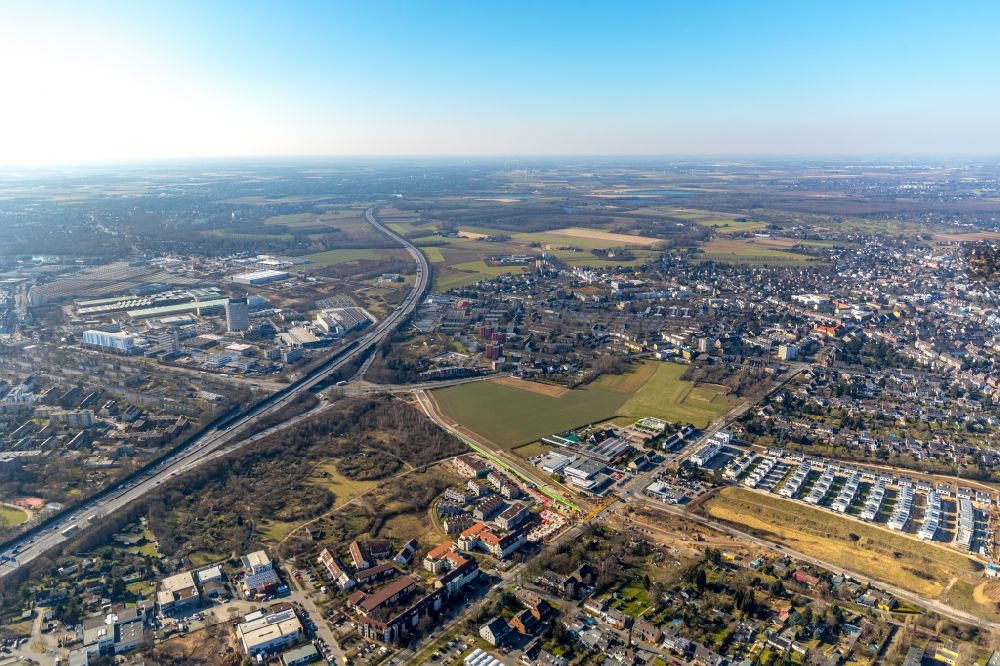 Aerial photograph Düsseldorf - City view from the downtown area with the outskirts with adjacent agricultural fields on highway triangle of A52 in the district Heerdt in Duesseldorf in the state North Rhine-Westphalia, Germany
