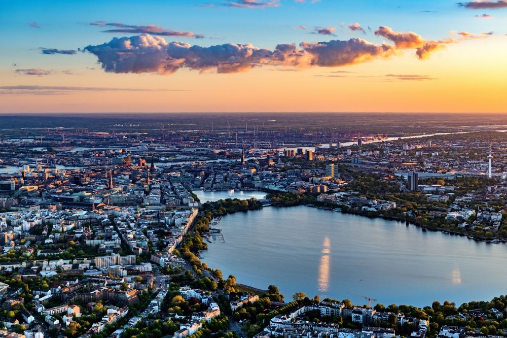 Aerial photograph Hamburg - City view of the downtown area on the shore areas of Binnenalster in Hamburg, Germany