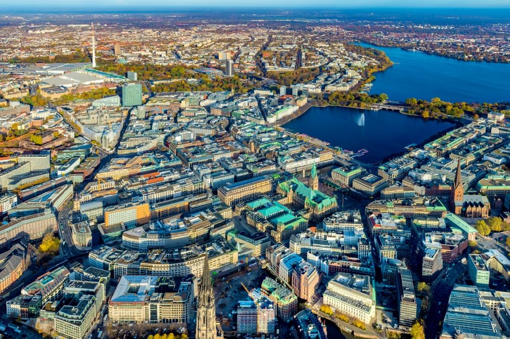 Aerial photograph Hamburg - City view of the downtown area on the shore areas of Binnenalster in the district Altstadt in Hamburg, Germany