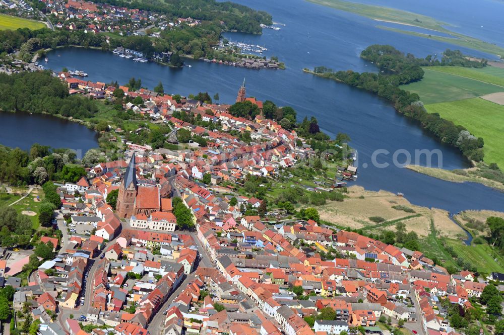 Aerial photograph Röbel/Müritz - City view of the downtown area on the shore areas of Binnensee in Roebel/Mueritz in the state Mecklenburg - Western Pomerania, Germany