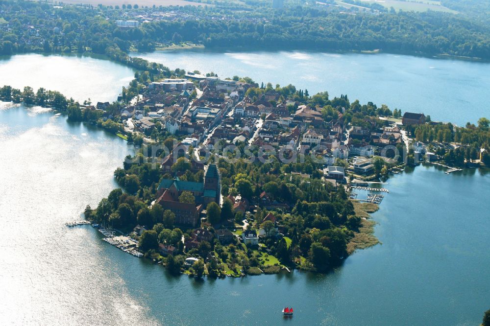 Aerial image Ratzeburg - City view of the downtown area on the shore areas Kuechensee - Domsee on street Herrenstrasse in Ratzeburg in the state Schleswig-Holstein, Germany