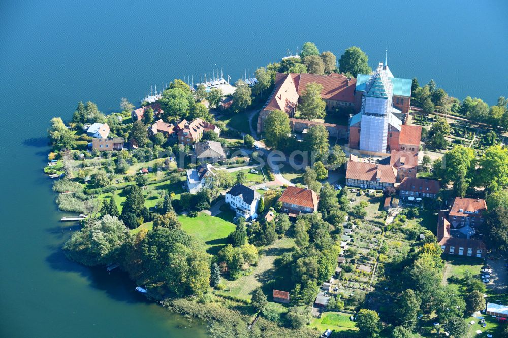 Aerial photograph Ratzeburg - City view of the downtown area on the shore areas Kuechensee - Domsee on street Herrenstrasse in Ratzeburg in the state Schleswig-Holstein, Germany