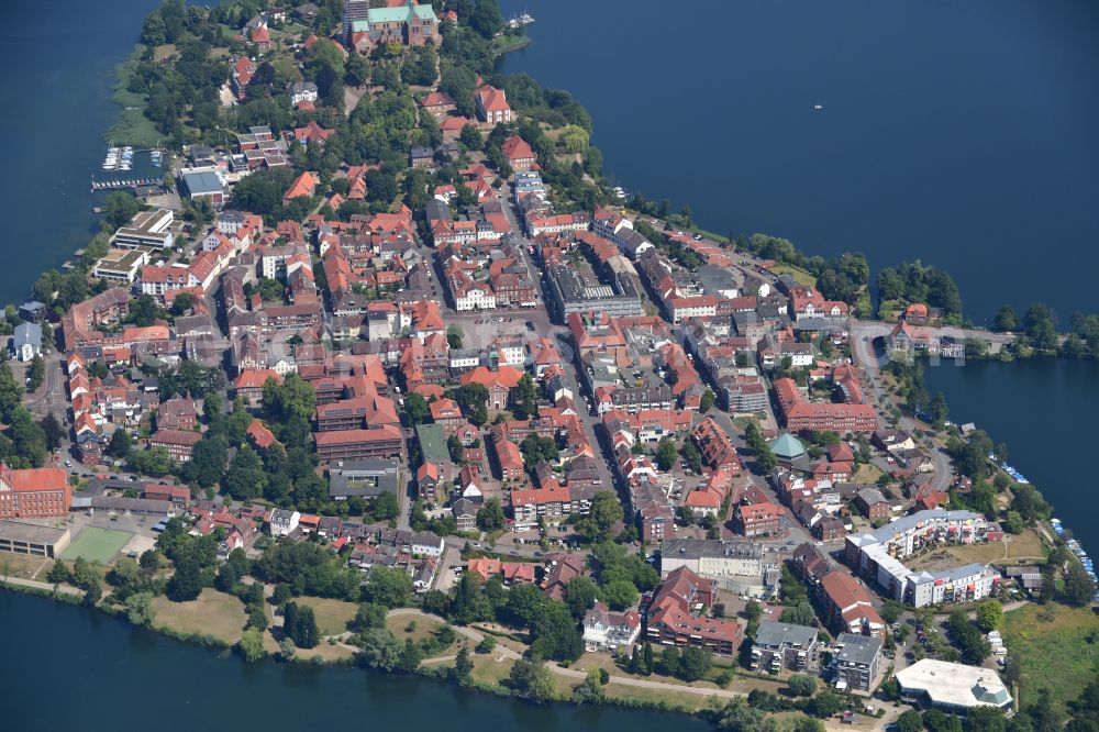 Ratzeburg from the bird's eye view: City view of the downtown area on the shore areas Kuechensee - Domsee on street Herrenstrasse in Ratzeburg in the state Schleswig-Holstein, Germany