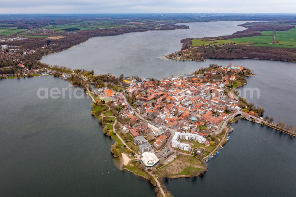 Aerial image Ratzeburg - City view of the downtown area on the shore areas Kuechensee - Domsee on street Herrenstrasse in Ratzeburg in the state Schleswig-Holstein, Germany
