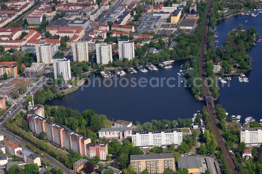 Aerial photograph Potsdam - City view of the downtown area on the shore areas Neustaedter Havelbucht in Potsdam in the state Brandenburg, Germany