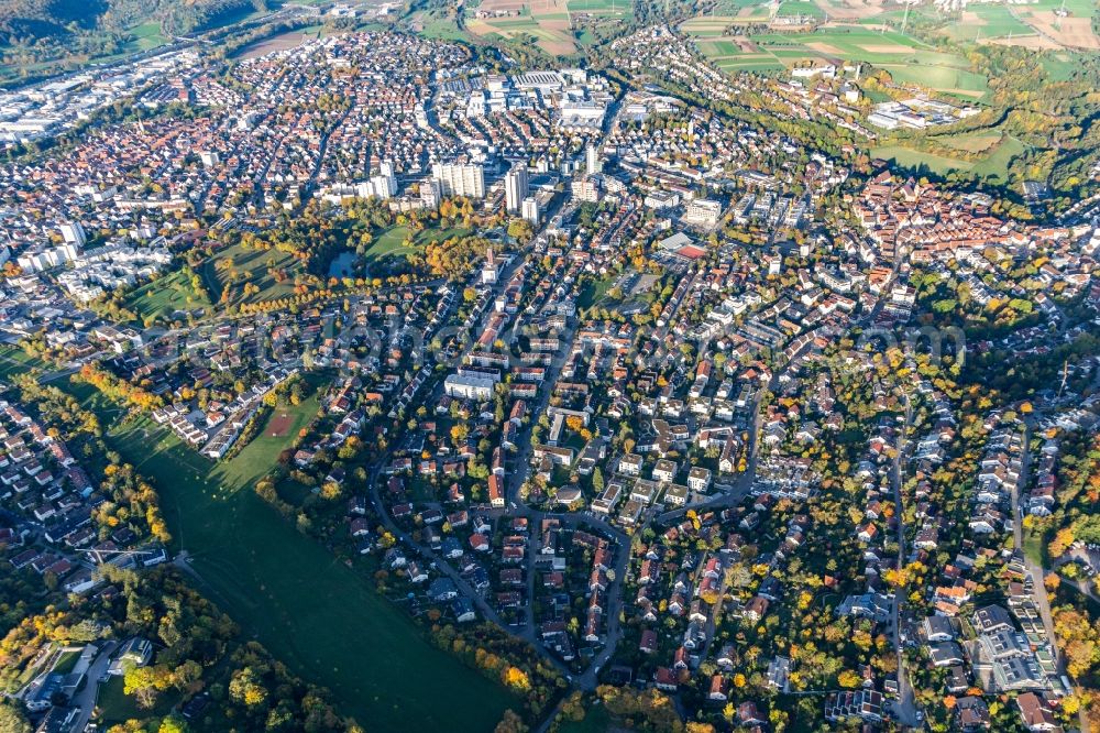 Leonberg from the bird's eye view: City view of the downtown area on the shore areas of Parksee in Leonberg in the state Baden-Wurttemberg, Germany