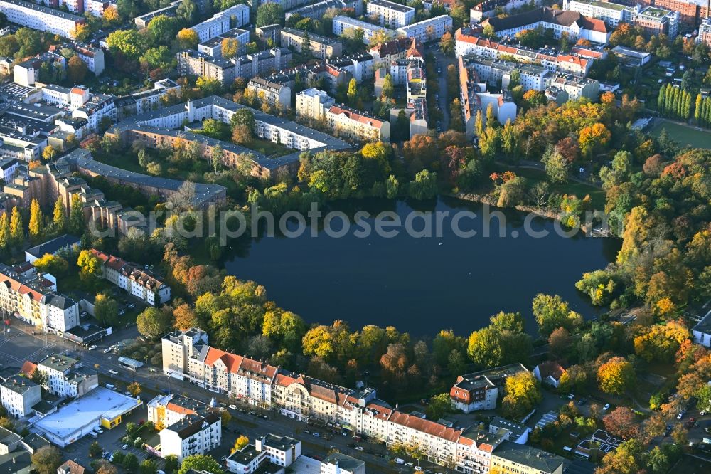 Aerial photograph Berlin - City view of the downtown area on the shore areas Schaefersee in the district Reinickendorf in Berlin, Germany