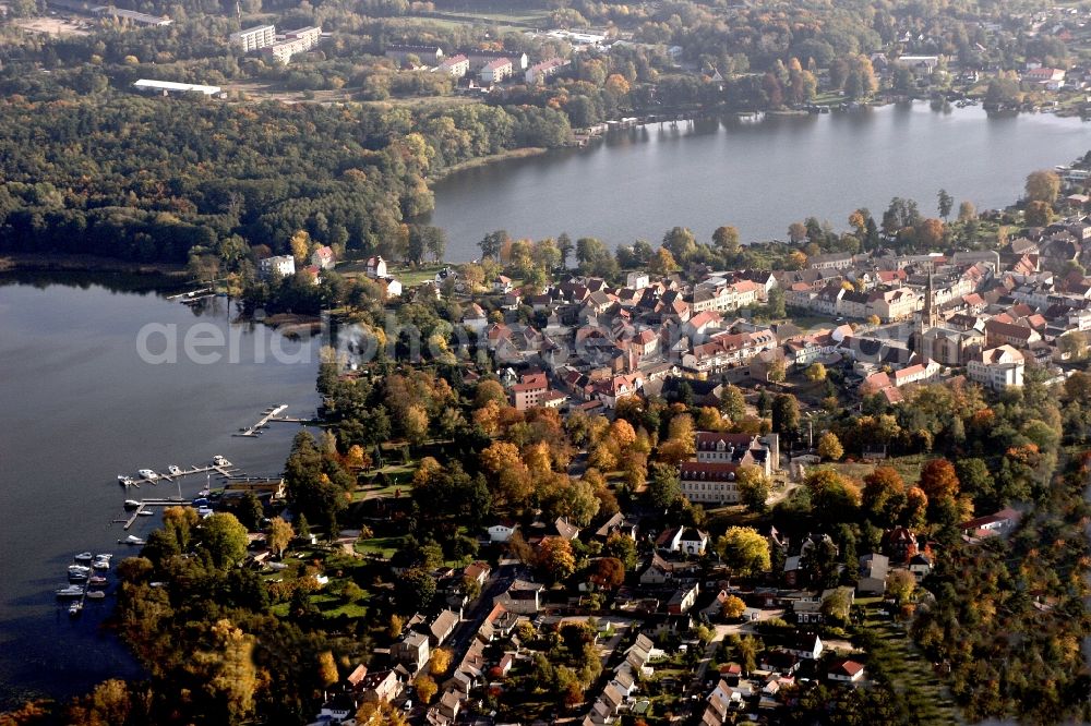 Aerial image Fürstenberg/Havel - City view of the downtown area on the shore areas Schwedtsee - Baalensee in Fuerstenberg/Havel in the state Brandenburg, Germany