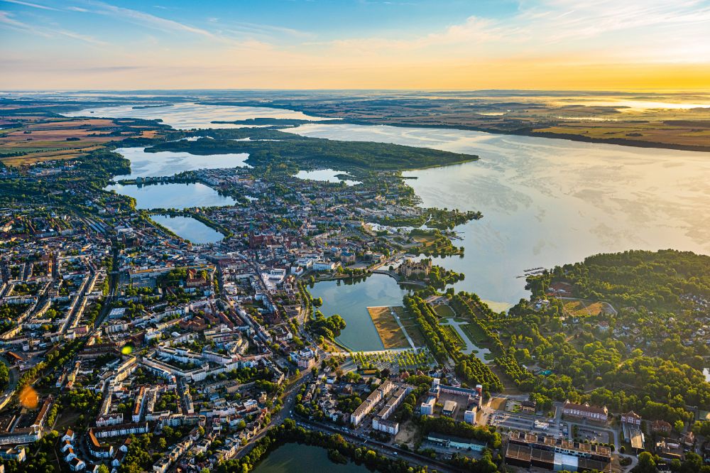 Schwerin from the bird's eye view: City view of the downtown area on the shore areas of Schweriner Sees in Schwerin in the state Mecklenburg - Western Pomerania, Germany