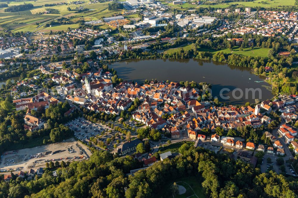 Aerial photograph Bad Waldsee - City view of the downtown area on the shore areas of Stadtsee in Bad Waldsee in the state Baden-Wuerttemberg, Germany