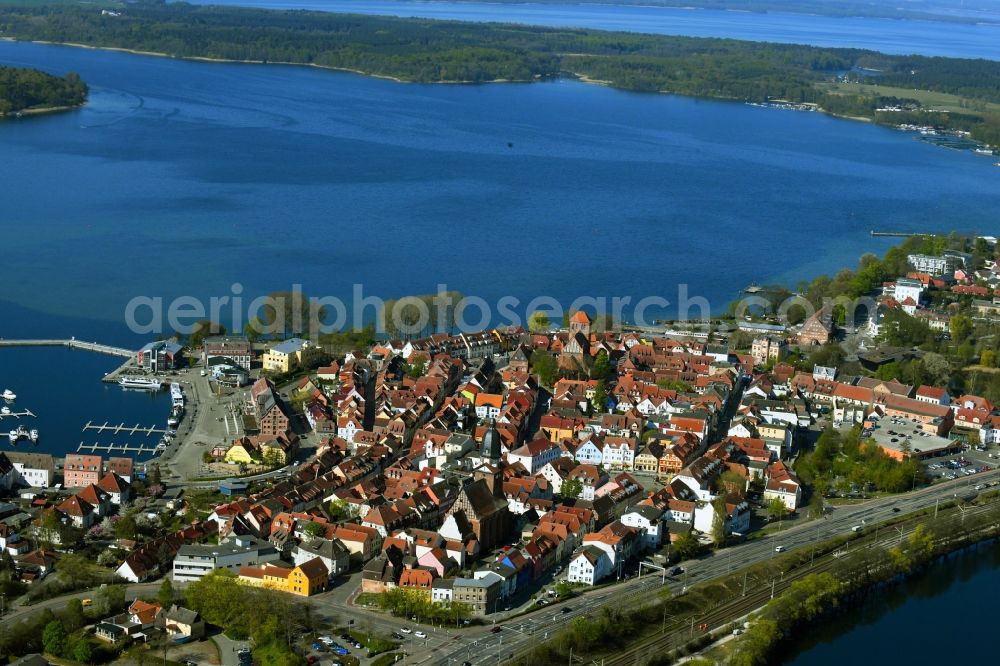 Aerial photograph Waren (Müritz) - Old town area and city center and Binnenmueritz in Waren (Mueritz) in the state Mecklenburg-Western Pomerania, Germany