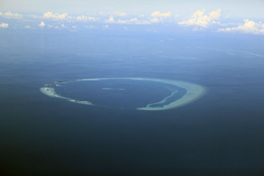 Aerial image Dharanboodhoo - Archipelagos in coastal areas of the Indian Ocean in Dhahran Boodhoo in Central Province, Maldives