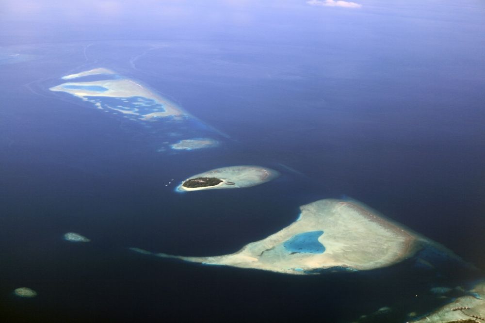 Dharanboodhoo from above - Archipelagos in coastal areas of the Indian Ocean in Dhahran Boodhoo in Central Province, Maldives