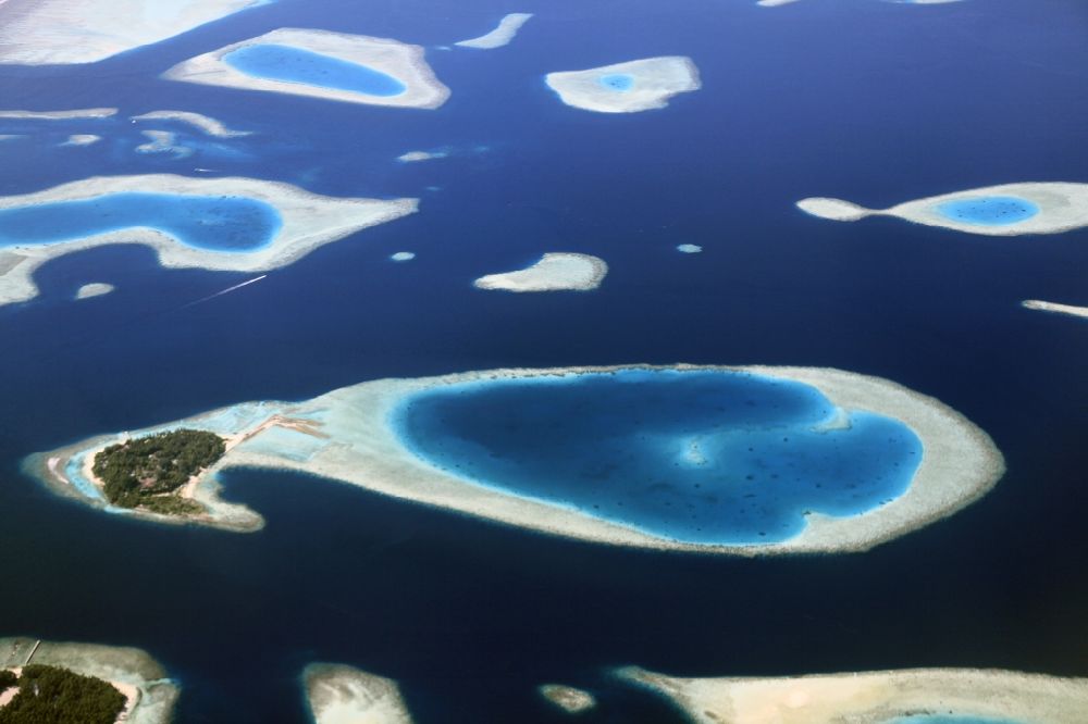 Aerial image Dharanboodhoo - Archipelagos in coastal areas of the Indian Ocean in Dhahran Boodhoo in Central Province, Maldives