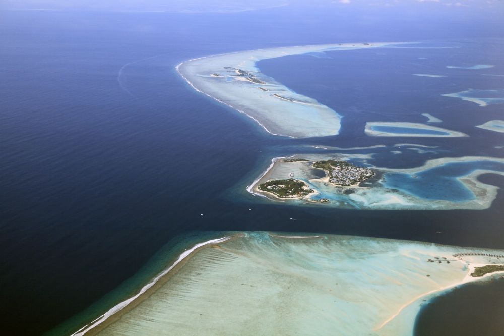 Dharanboodhoo from above - Archipelagos in coastal areas of the Indian Ocean in Dhahran Boodhoo in Central Province, Maldives