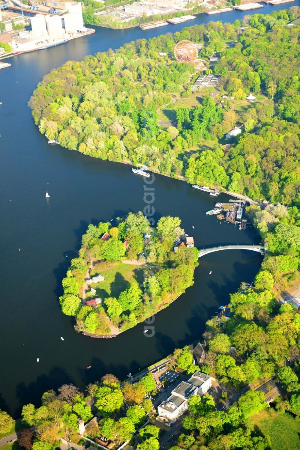 Berlin from the bird's eye view: Island on the banks of the river course of Spree River in the district Treptow in Berlin, Germany