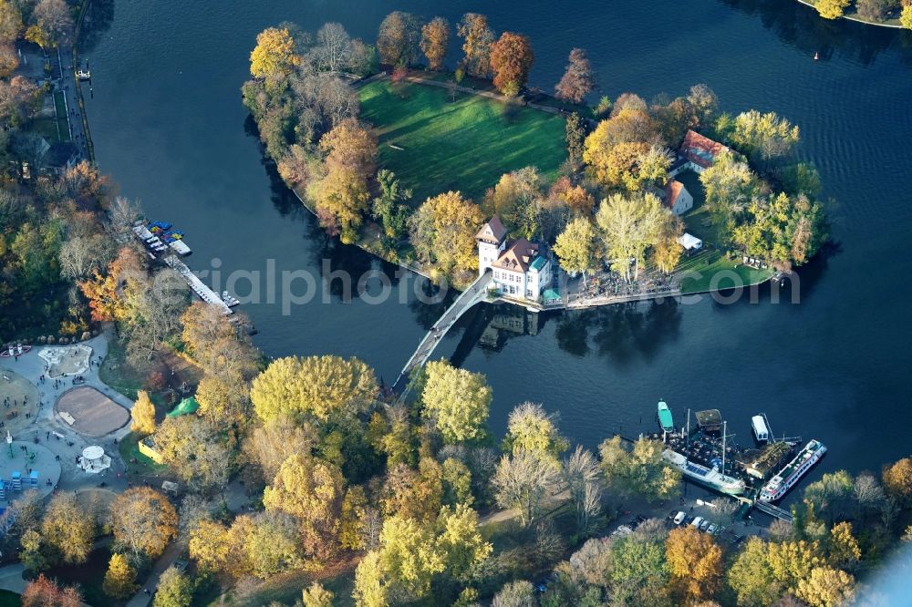 Aerial photograph Berlin - Island on the banks of the river course of Spree River in the district Treptow in Berlin, Germany