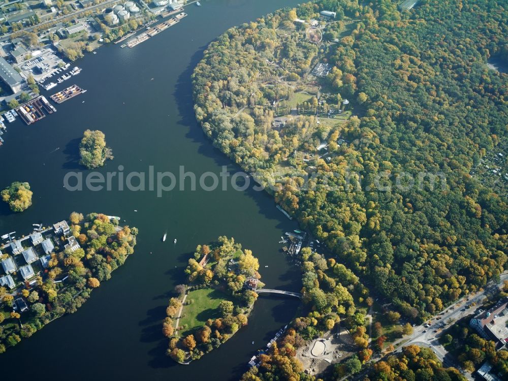 Aerial photograph Berlin Treptow - Isle of Youth on the banks of the spear on Tretpower Park in Berlin