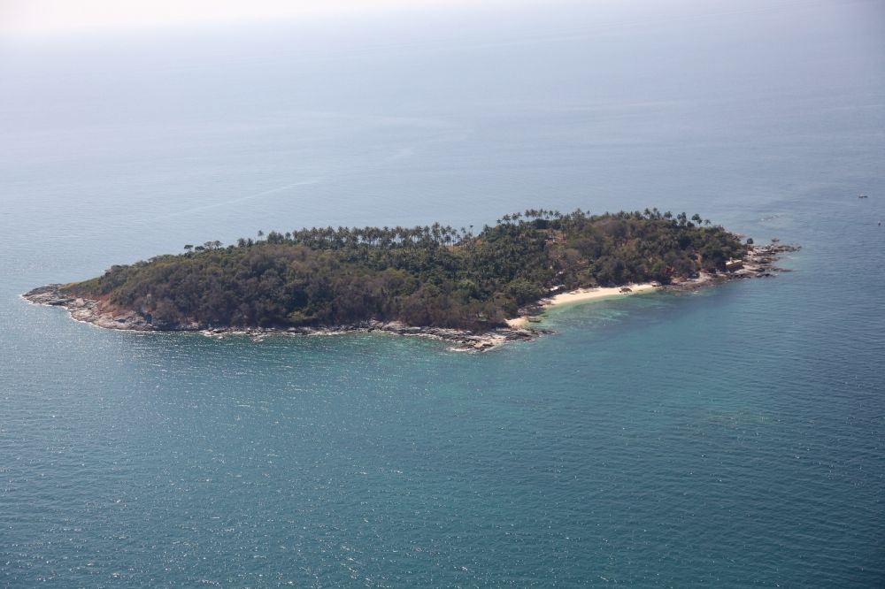 Rawai from the bird's eye view: The island of Ko Kaeo Yai south of the city on the island of Phuket Rawai is located in Thailand in the Andaman Sea and is characterized by tropical vegetation, sandy beaches and forest