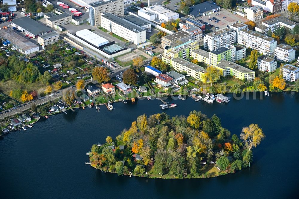 Aerial image Berlin - Island Rohrwall-Insel on the banks of the river course of the Dahme in the district Koepenick in Berlin, Germany