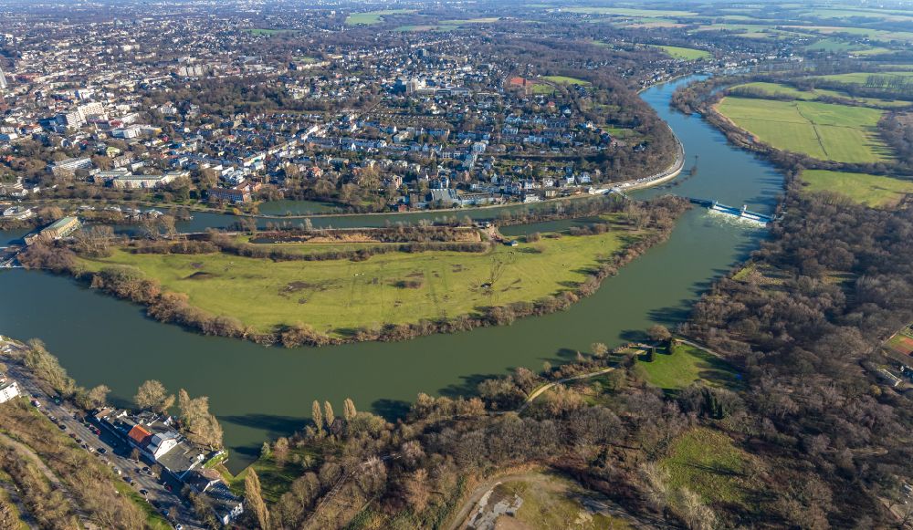 Mülheim an der Ruhr from above - Island on the banks of the river course in Muelheim on the Ruhr at Ruhrgebiet in the state North Rhine-Westphalia, Germany