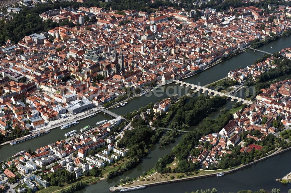 Regensburg from the bird's eye view: Island on the banks of the river course of Donau, Unterer Woehrd and Stadtamhof in Regensburg in the state Bavaria, Germany