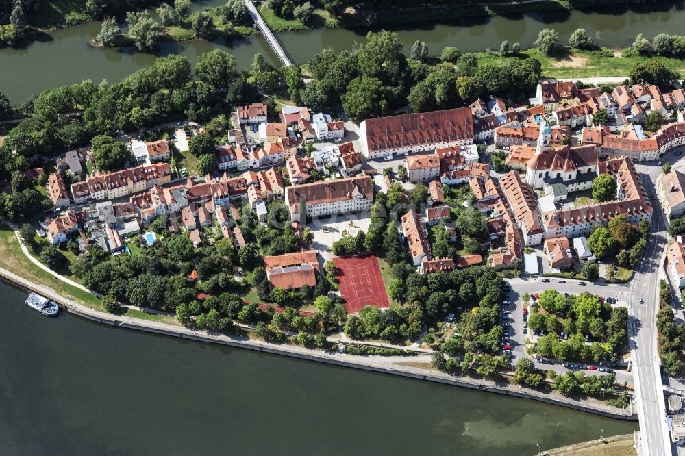 Regensburg from the bird's eye view: Island on the banks of the river course of Donau, Unterer Woehrd and Stadtamhof in Regensburg in the state Bavaria, Germany
